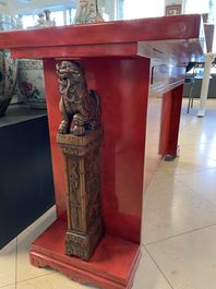 Une plaque en porcelaine de Chine qianjiang cai mont&eacute;e dans une table en bois, 19/20&egrave;me